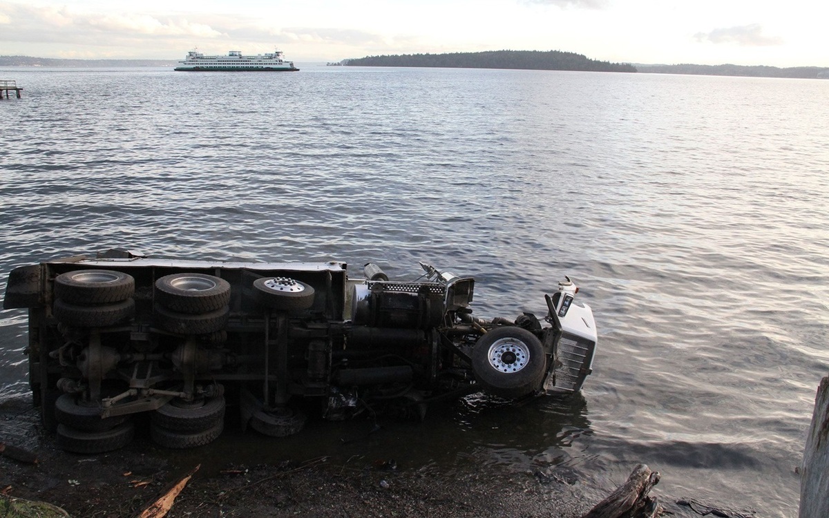 لحظه سقوط عجیب کامیون در دریا (فیلم)