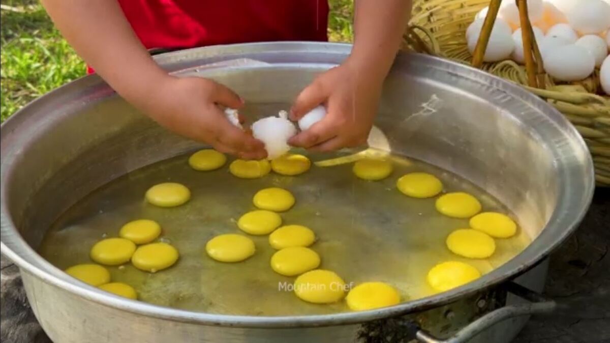 طعم اصیل غذای روستایی در دل آذربایجان: املت سنگدان مرغ با روشی تماشایی (فیلم)