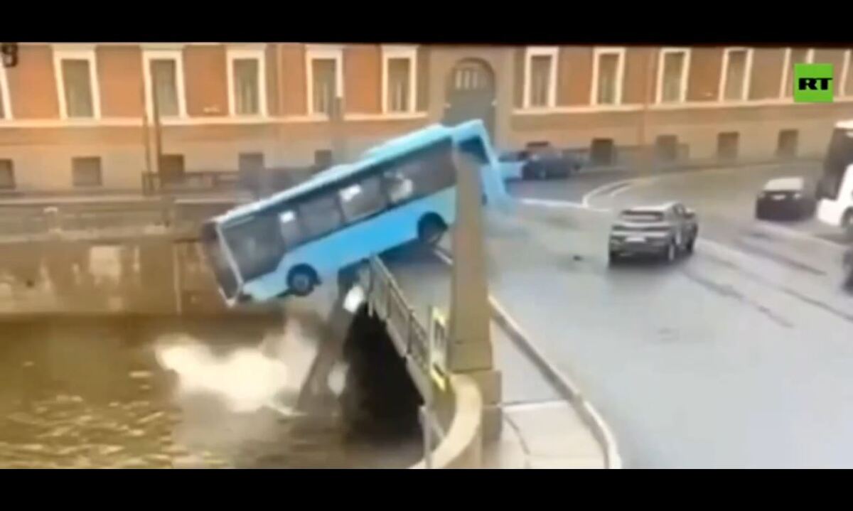 سقوط اتوبوس همراه با مسافران به رودخانه در سن پیترزبورگ روسیه (فیلم)