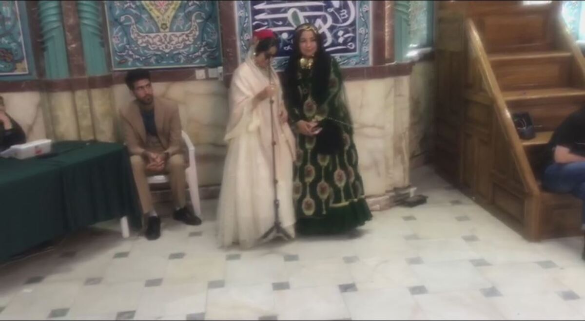 لباس متفاوت یک زن پای صندوق رای در حسینیه ارشاد (فیلم)