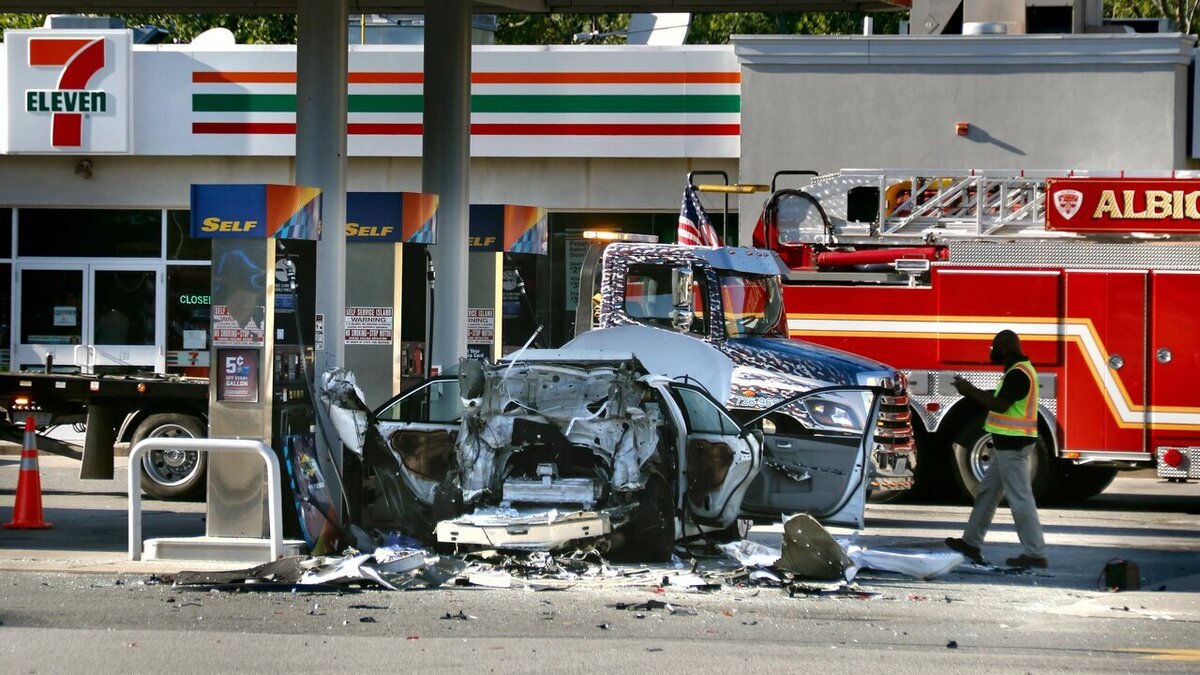 لحظه هولناک انفجار یک خودرو در ایستگاه گاز و حادثه برای راننده دیگر! (فیلم)