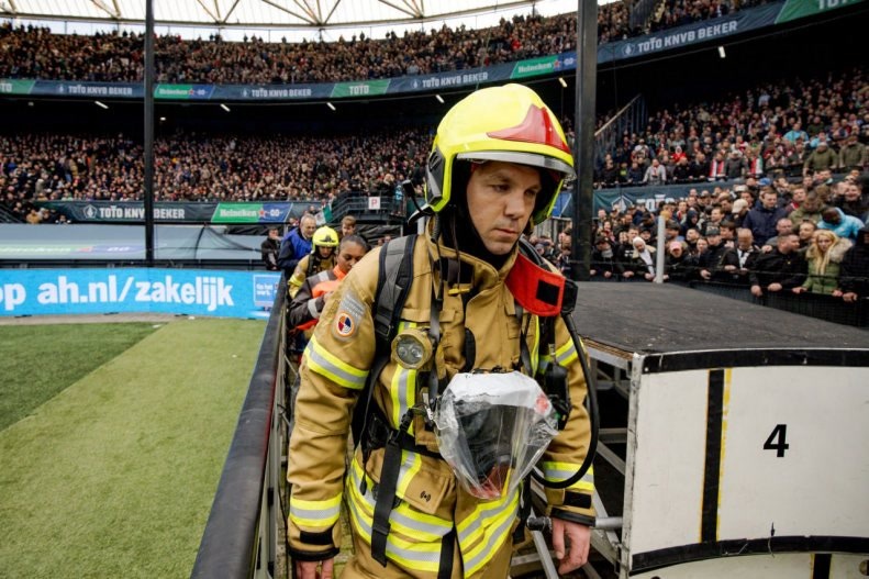 آشوب و آتش در فوتبال اروپا؛ آتش نشان ها ناجی تماشاگران (+عکس)