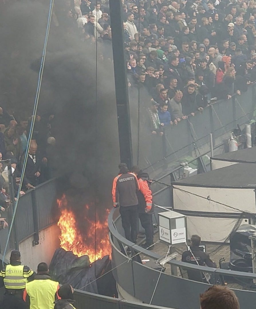 آشوب و آتش در فوتبال اروپا؛ آتش نشان ها ناجی تماشاگران (+عکس)