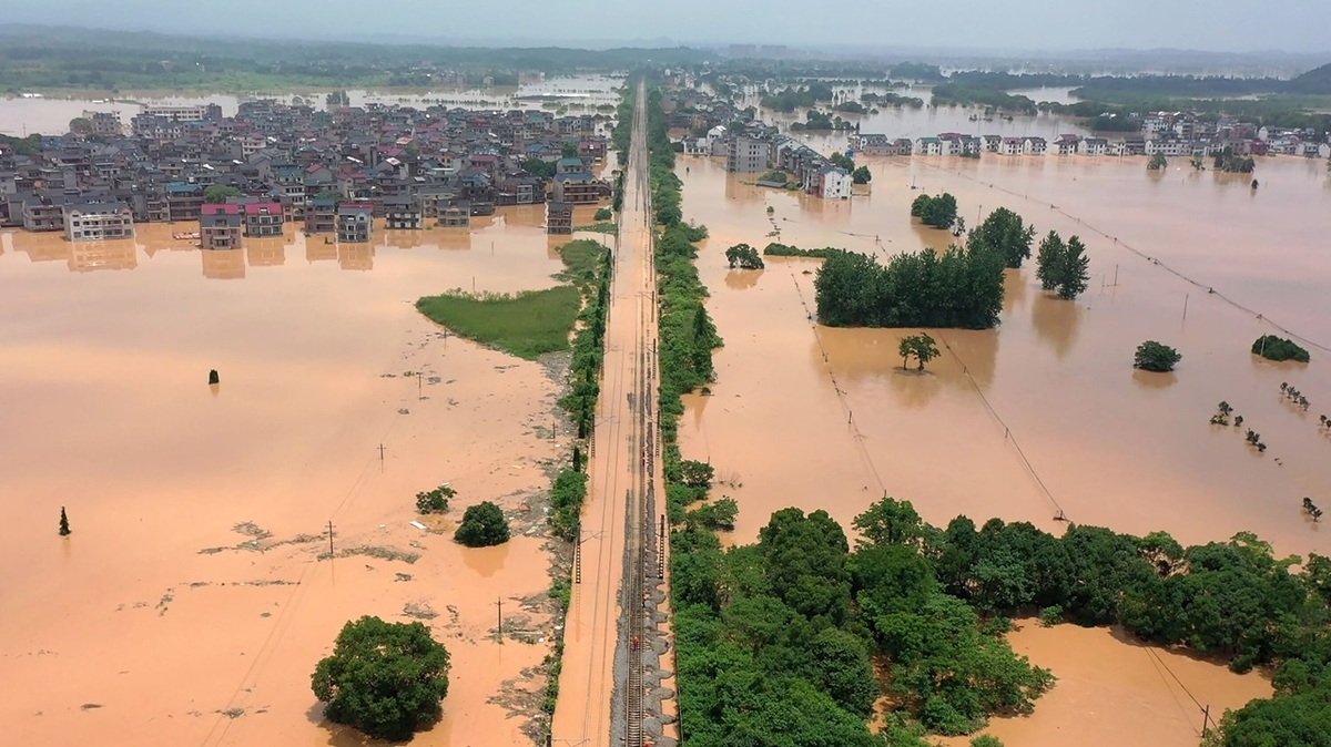 سیل و طوفان وحشتناک در چین (فیلم)