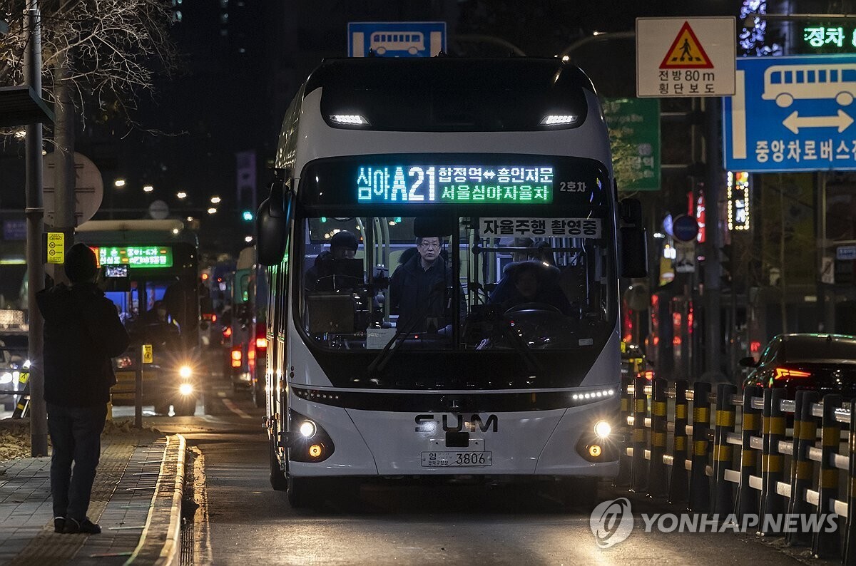 اولین اتوبوس‌ خودران شیفت شب جهان در سئول (فیلم)
