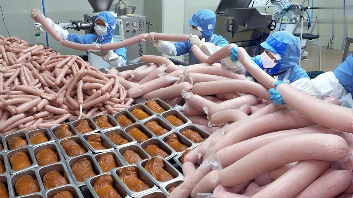 فرآیند جالب و دیدنی سوسیس گوشت در کارخانه مشهور کره‌ای (فیلم)