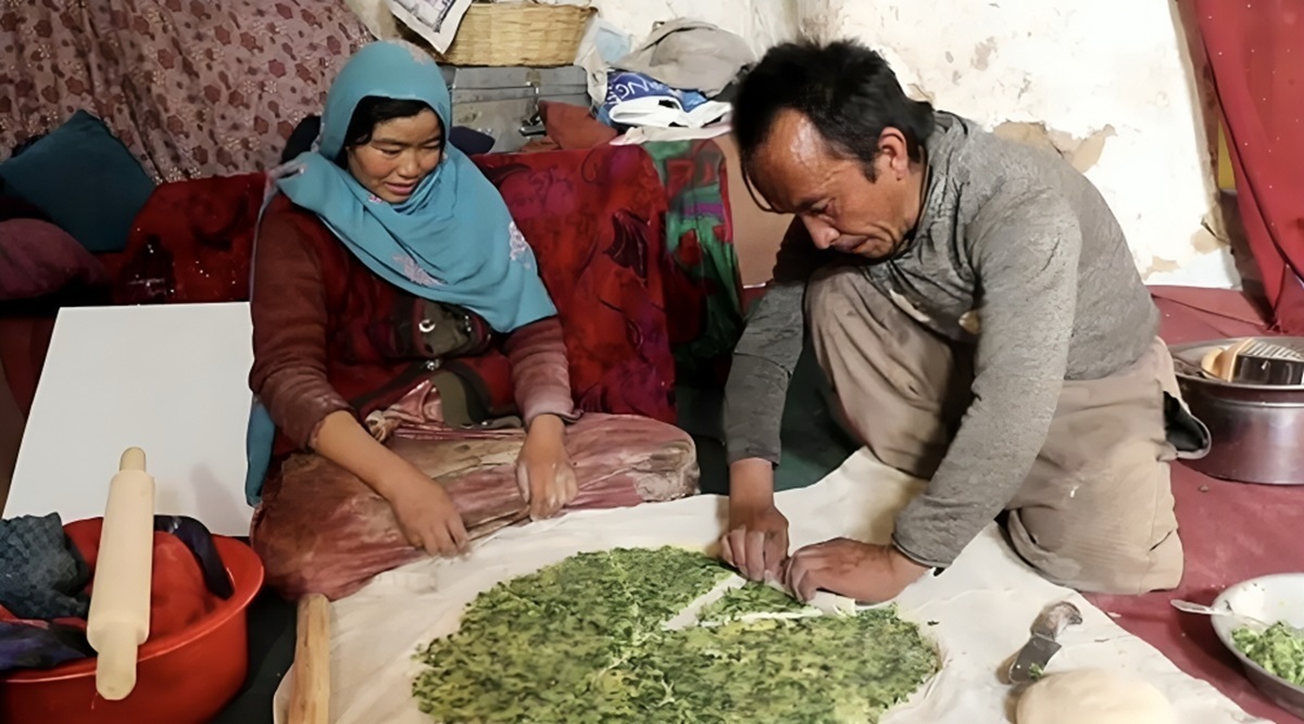 نحوه پخت پیراشکی سیب زمینی و سبزیجات به سبک زوج غارنشین افغان (فیلم)