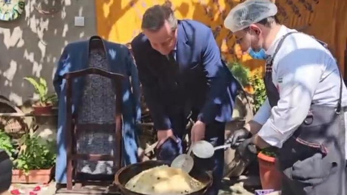 وزیر امور خارجه انگلیس در نقش آشپز (فیلم)