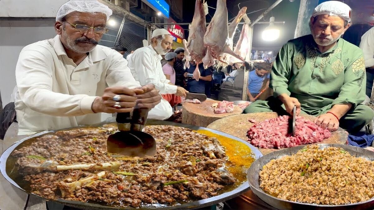 طرز تهیه واوایشکا با گوشت ساطوری بره توسط آشپز‌ پاکستانی (فیلم)