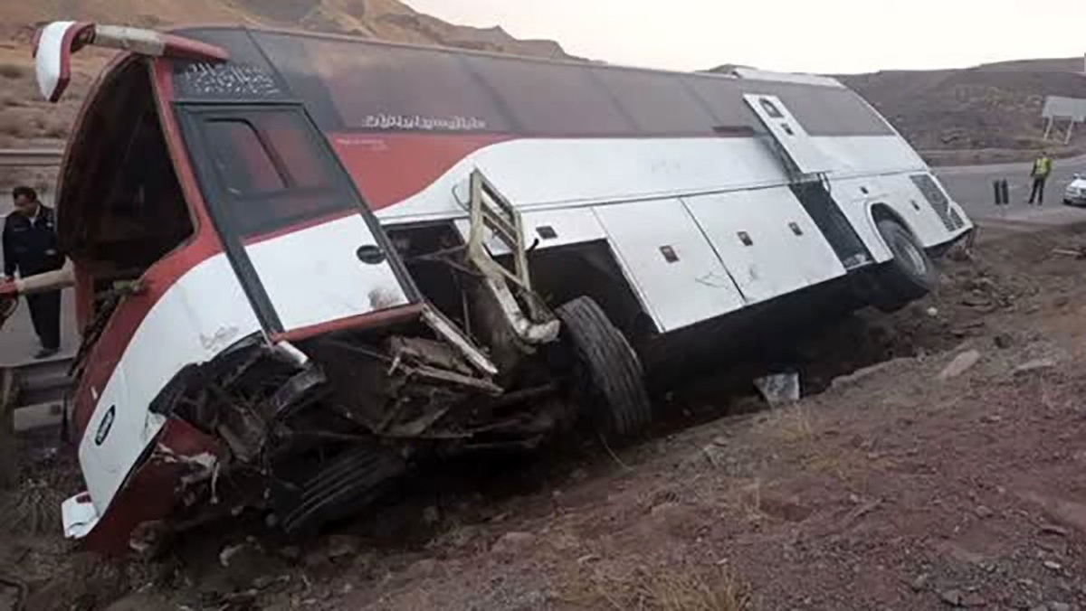 واژگونی اتوبوس مسافربری در اصفهان/ ۱۱ نفر مصدوم شدند