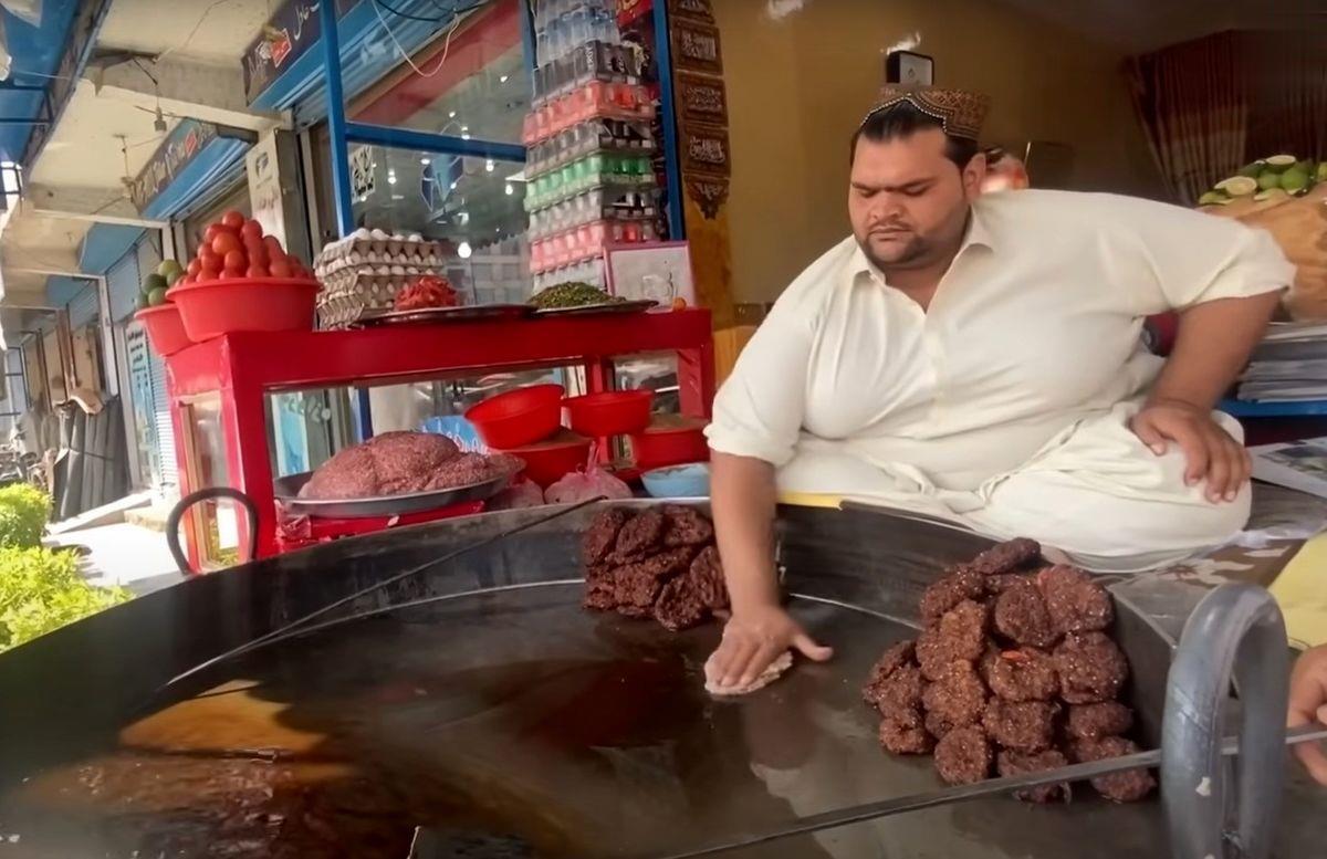 غذای خیابانی در افغانستان؛ پخت دیدنی چاپلی کباب به سبک آدم خان (فیلم)