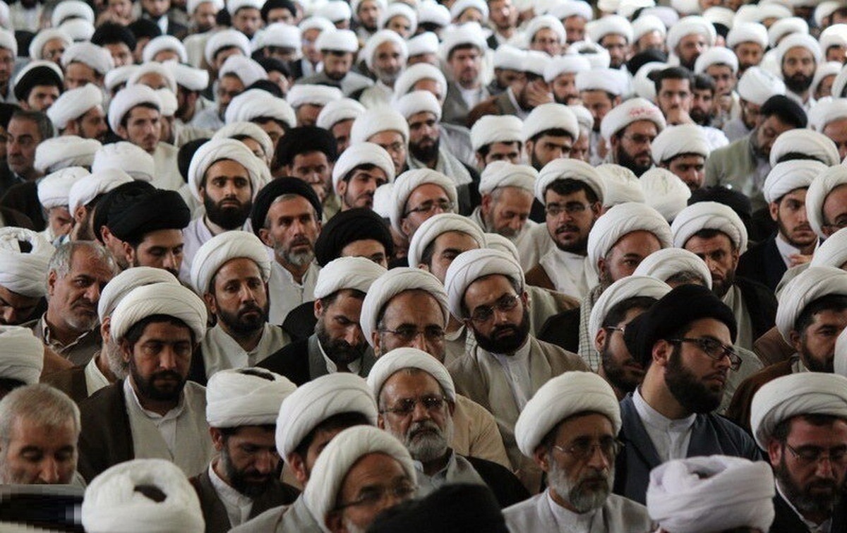 تجمع روحانیون در حمایت از طرح حجاب نیروی انتظامی با لباس جنگی (عکس)