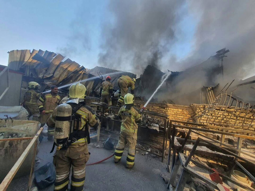 آتش سوزی گسترده یک کارخانه بزرگ در جنوب تهران (+فیلم و عکس)