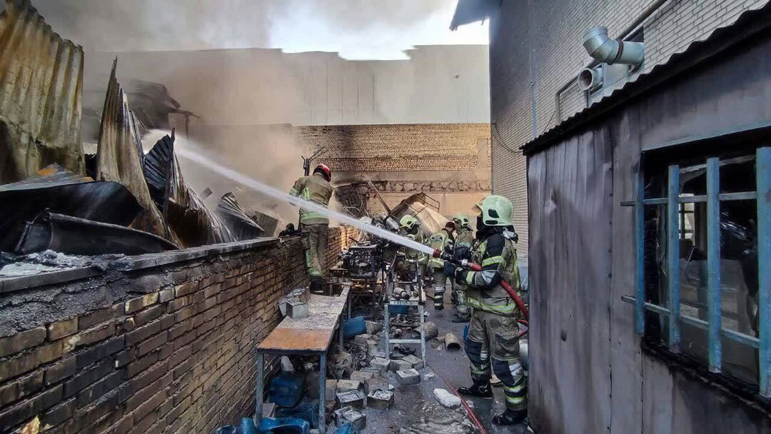 آتش سوزی گسترده یک کارخانه بزرگ در جنوب تهران (+فیلم و عکس)
