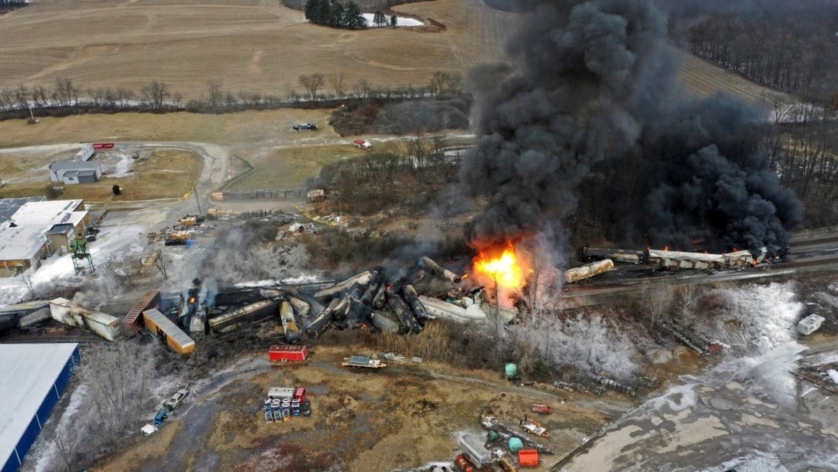 آتش‌سوزی مهیب قطار حامل بنزین در آمریکا (فیلم)