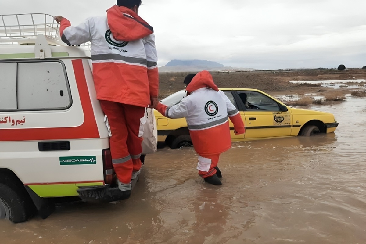 امدادرسانی به خودروی گرفتار شده در رودخانه زمکان با ۶ سرنشین (فیلم)