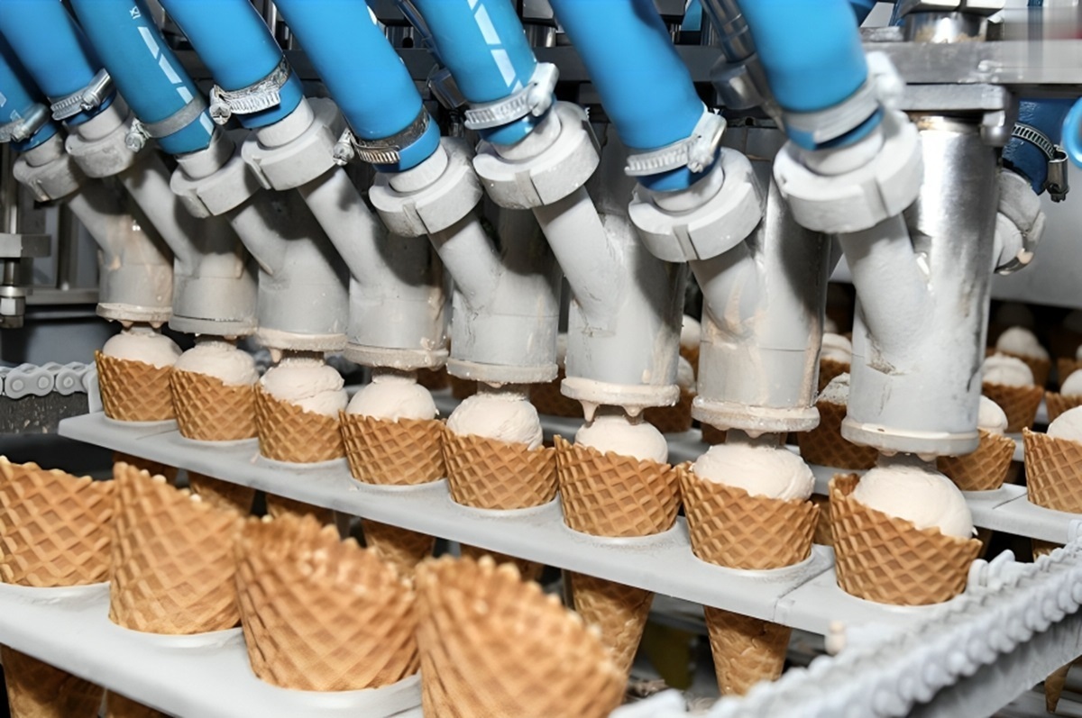 بستنی‌هایی که از بازار می‌خرید، چگونه در کارخانه تولید می‌شوند؟ (فیلم)