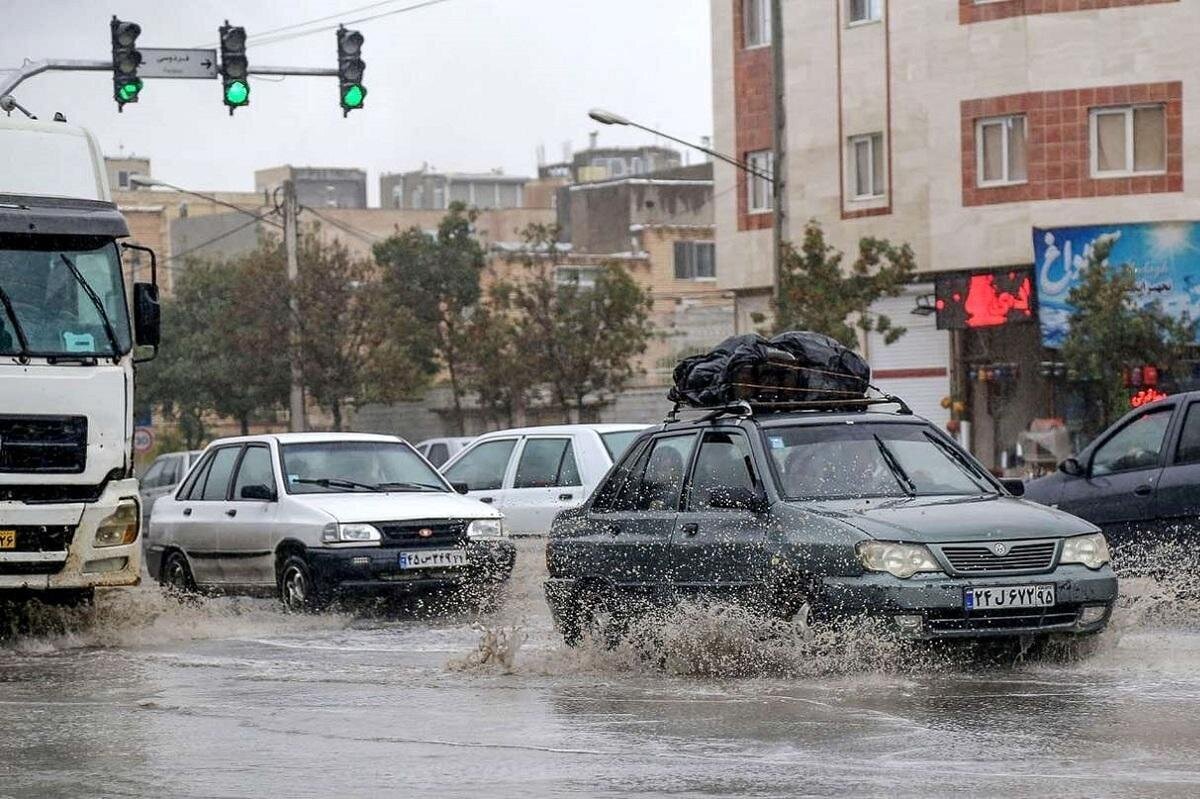 آب گرفتگی معابر شهر بیرجند پس از بارش رگباری باران (فیلم)