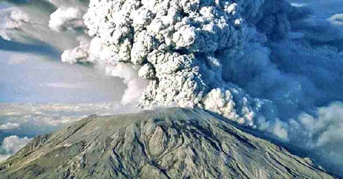 پرتاب شدن گدازه‌های آتشفشان در اندونزی در ارتفاع بالا
