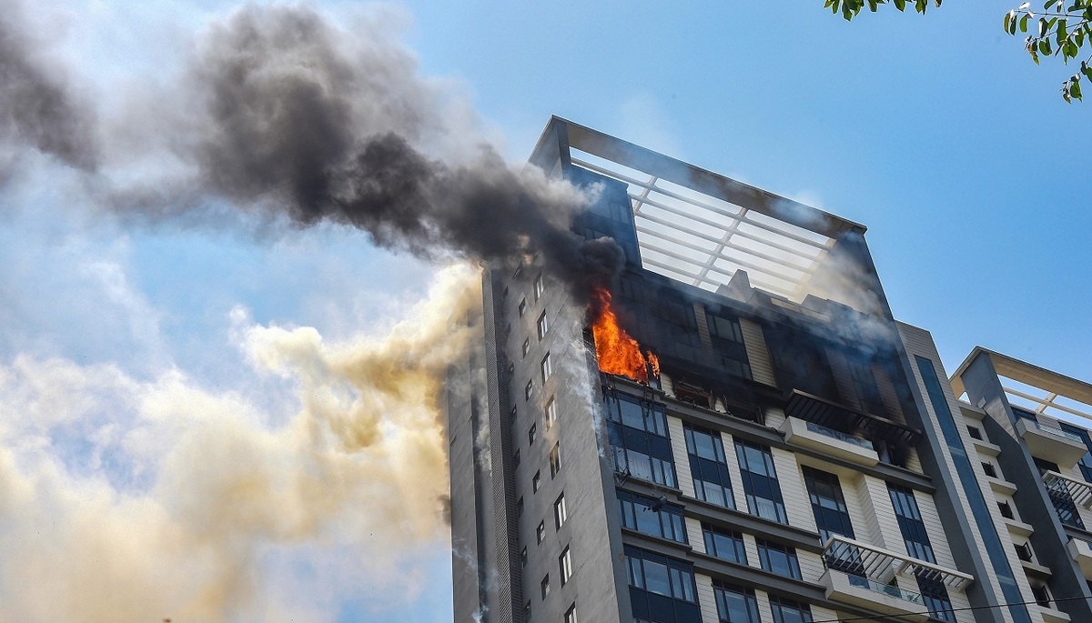 فرار ترسناک ساکنین یک ساختمان گرفتار در آتش (فیلم)