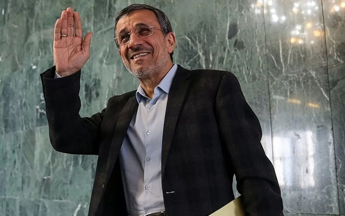 شگرد متفاوت محمود احمدی نژاد برای دست ندادن با زنان (عکس)