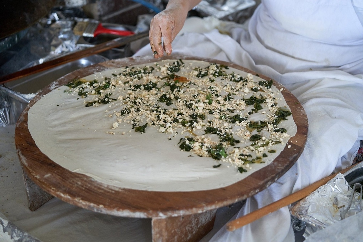 نحوه پخت نان‌های محلی ترکیه‌ای در یک نانوایی استانبولی (فیلم)