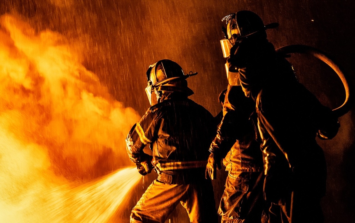 آتش‌سوزی وحشتناک در بازار بندرعباس (فیلم)