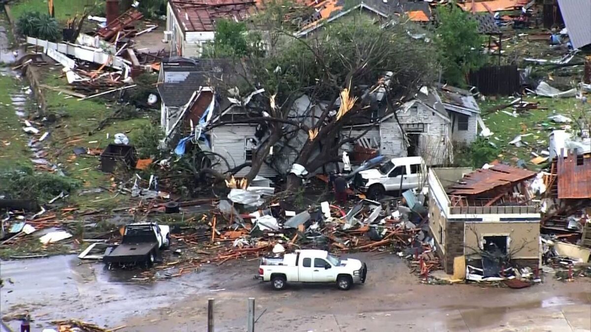 طوفان و گردباد در اوکلاهمای آمریکا/ 3 کشته و 30 زخمی /  ده‌ها خانه نابود شدند