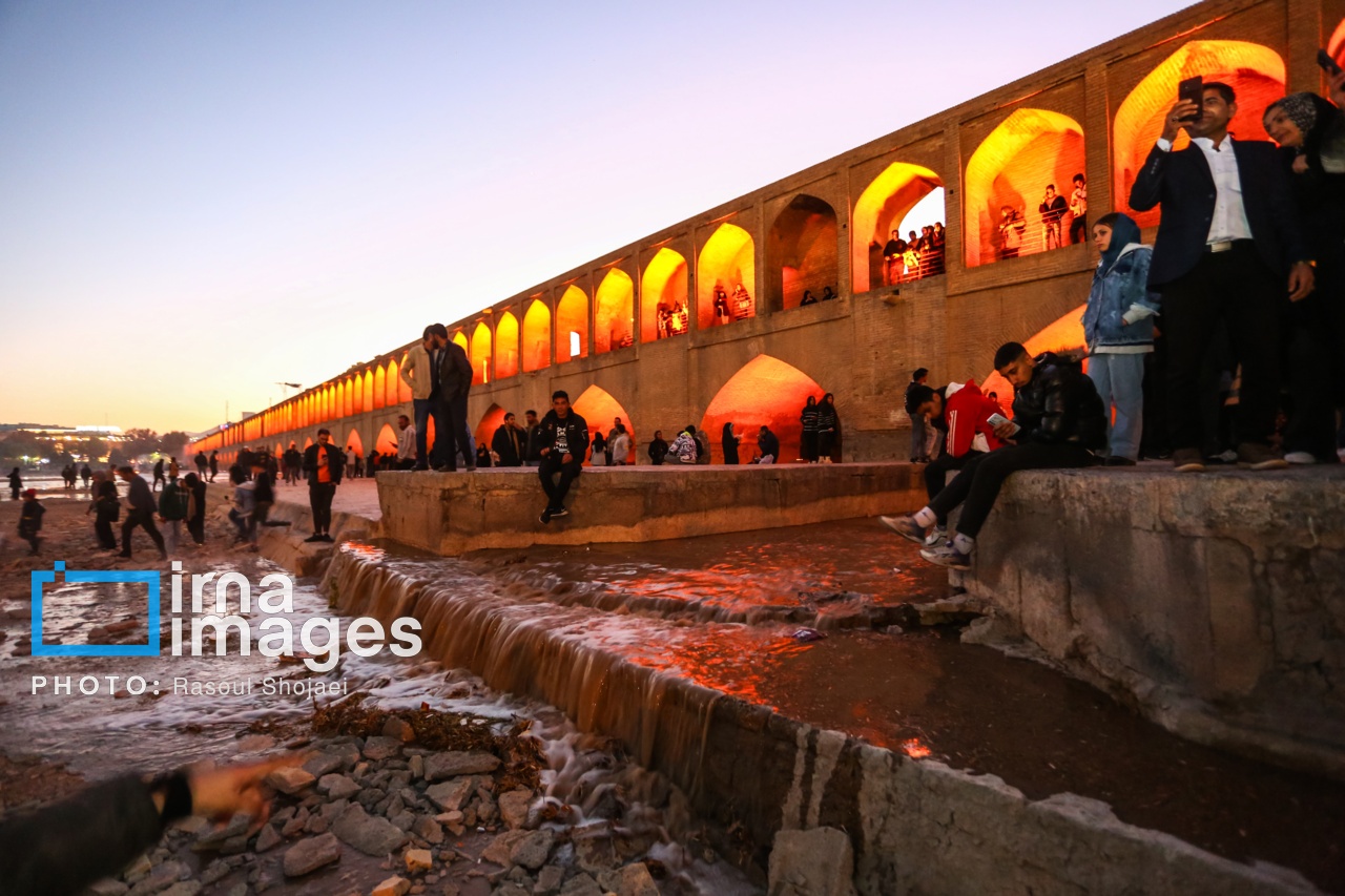 جاری شدن آب در زاینده رود (عکس)
