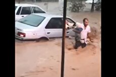 تصاویری از فداکاری یک شهروند ایذه‌ای در سیل (فیلم)