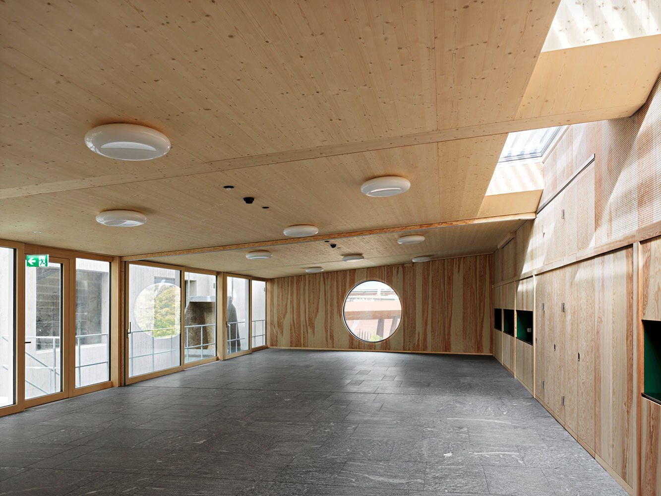 نمای خارجی و بتنی ساختمان مجتمع ERZ و پارکینگ VBZ در زوریخ با طراحی مدرن و ادغام سیلوی نمک در سازه اصلی.