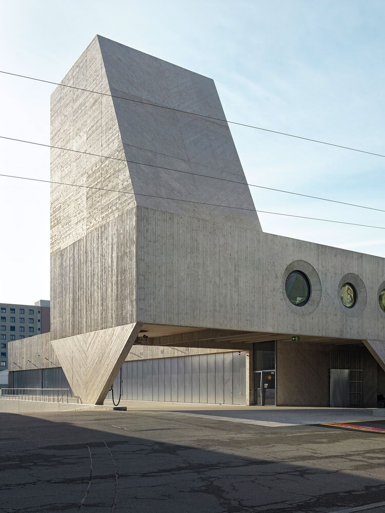 نمای خارجی و بتنی ساختمان مجتمع ERZ و پارکینگ VBZ در زوریخ با طراحی مدرن و ادغام سیلوی نمک در سازه اصلی.