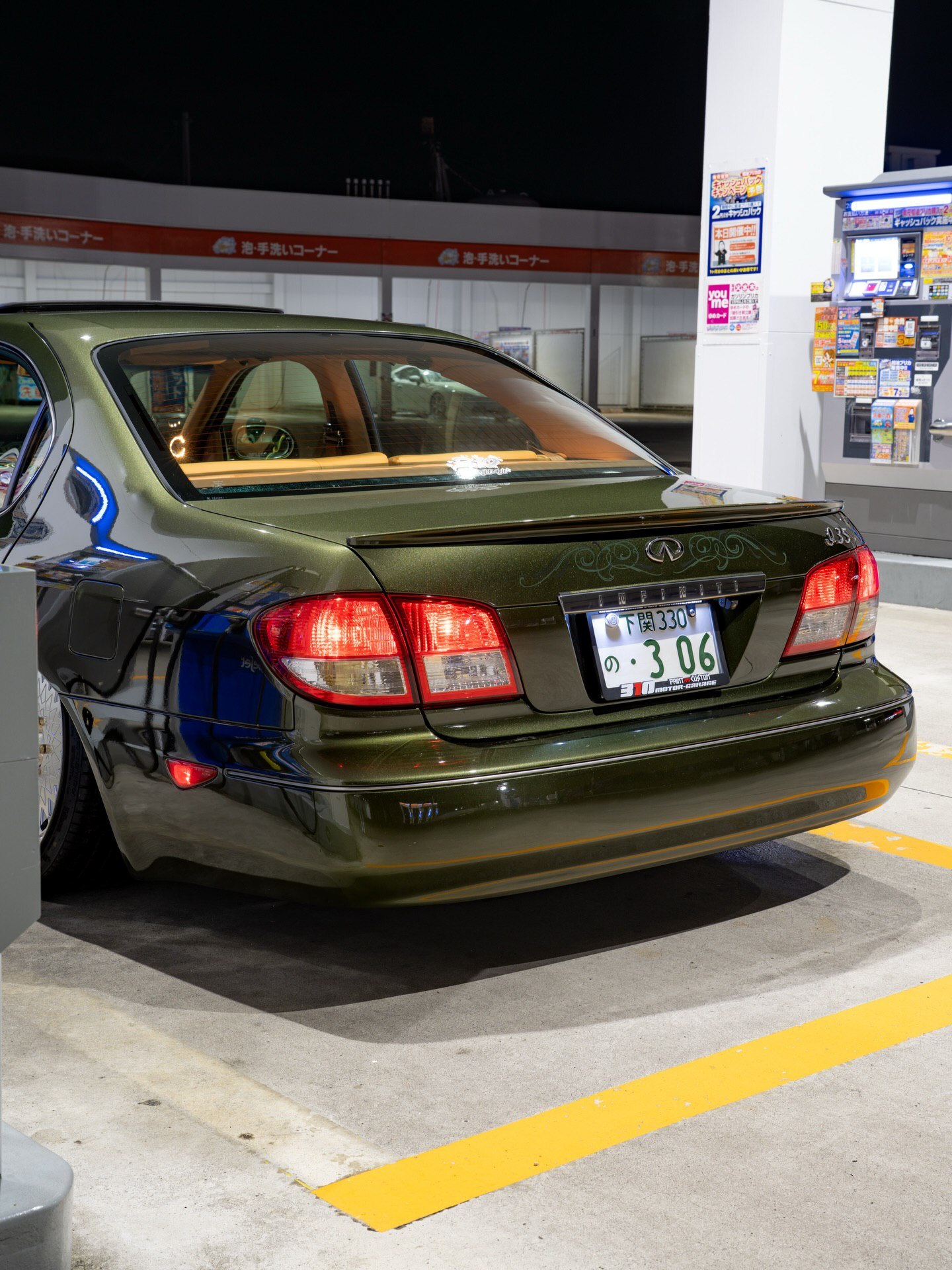 نمای خارجی خودروی تیونینگ شده اینفینیتی I35 با رینگ‌های Brocade، سیستم تعلیق بادی کاهش ارتفاع یافته و تزئینات پین‌استرایپ روی بدنه.