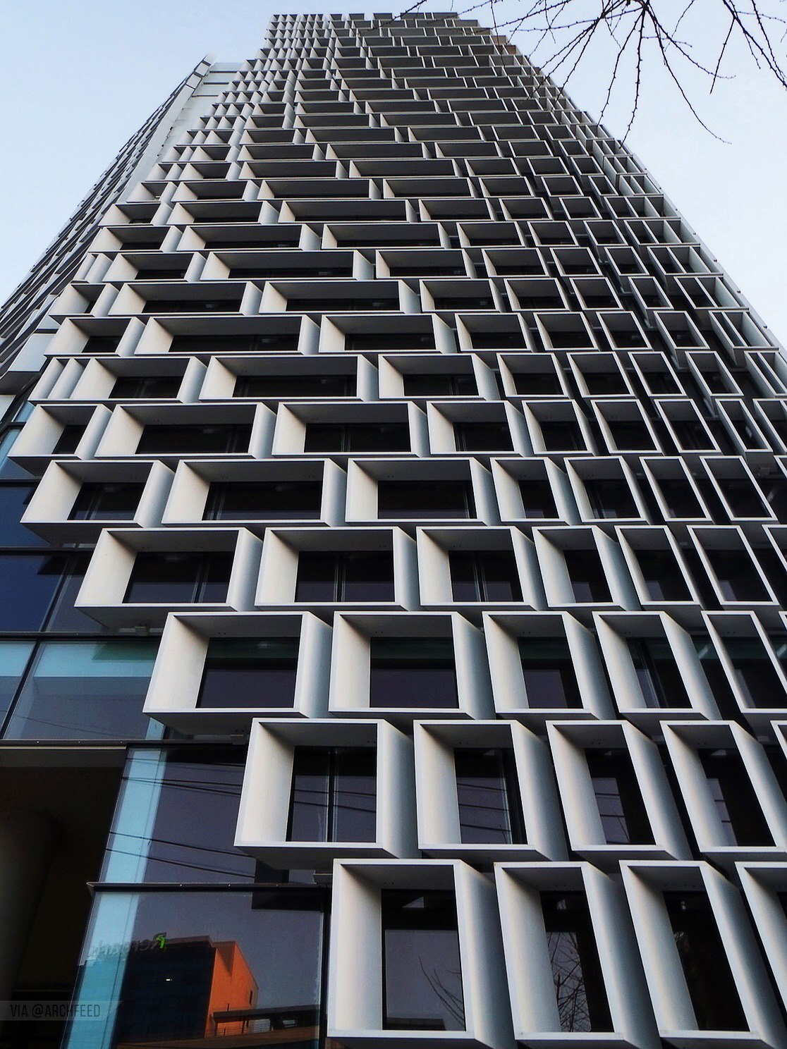 نمای خارجی مدرن و پارامتریک ساختمان HiCC در سئول با واحدهای مدولار خمیده که حسی از حرکت و سیالیت را در معماری تجاری نشان می‌دهد.