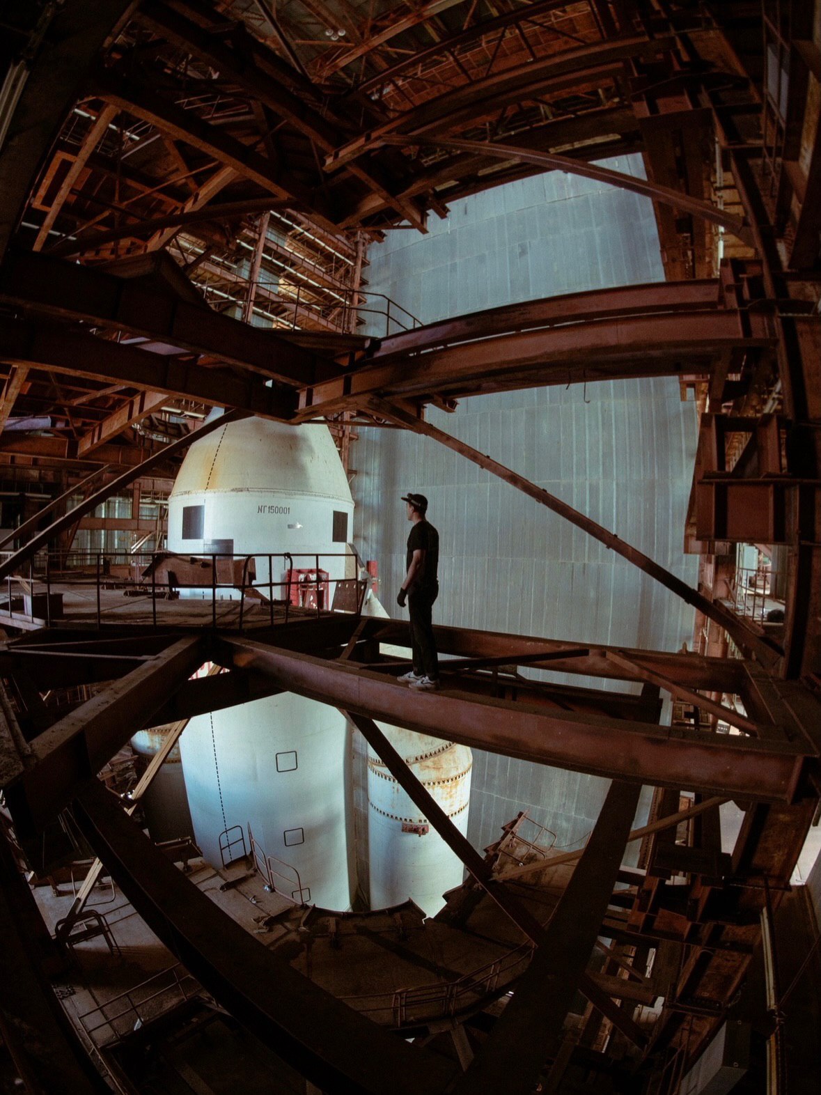 تصویر تاریخی فضاپیمای بوران مستقر بر روی موشک انرژیا در پایگاه فضایی بایکنور، پیش از اولین و تنها مأموریت مداری خودکار در سال ۱۹۸۸.