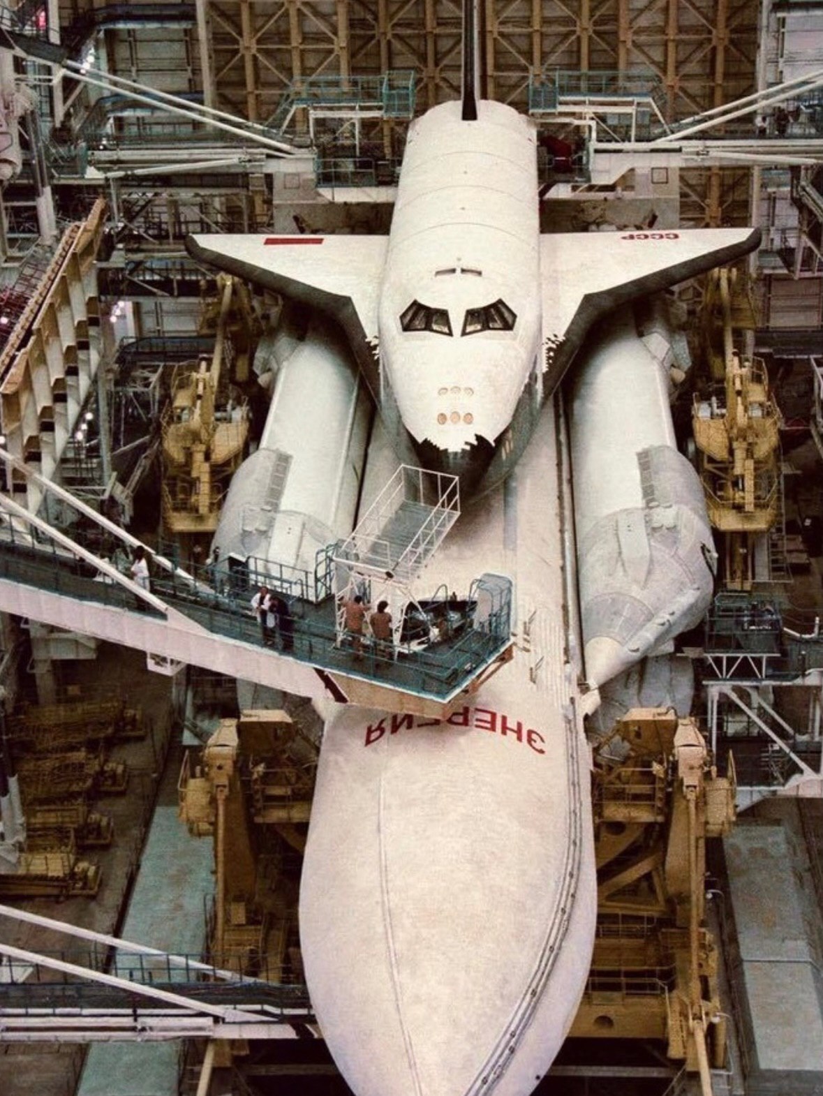 تصویر تاریخی فضاپیمای بوران مستقر بر روی موشک انرژیا در پایگاه فضایی بایکنور، پیش از اولین و تنها مأموریت مداری خودکار در سال ۱۹۸۸.