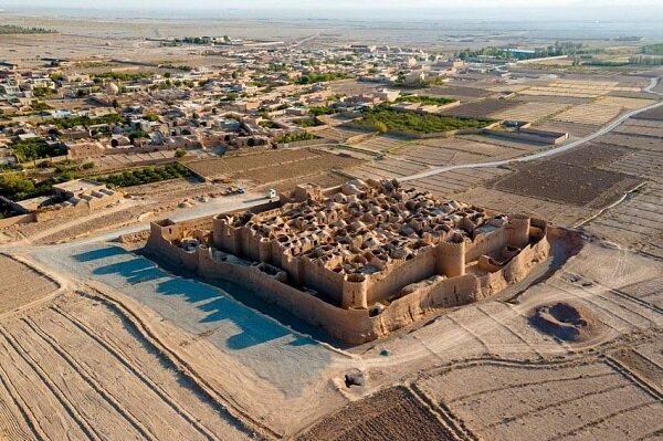 قلعه سریزد در روستایی به همین نام و در نزدیکی شهرستان مهریز استان یزد قرار دارد.