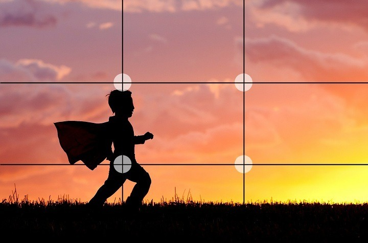 برخی از عکاسان مبتدی تصور میکنند برای جلب توجه مخاطب به نقطه کانونی باید حتما آن را در مرکز تصویر قرار دهند و از نزدیک عکس بگیرند. برخی از عکاسان مبتدی تصور میکنند برای جلب توجه مخاطب به نقطه کانونی باید حتما آن را در مرکز تصویر قرار دهند و از نزدیک عکس بگیرند.