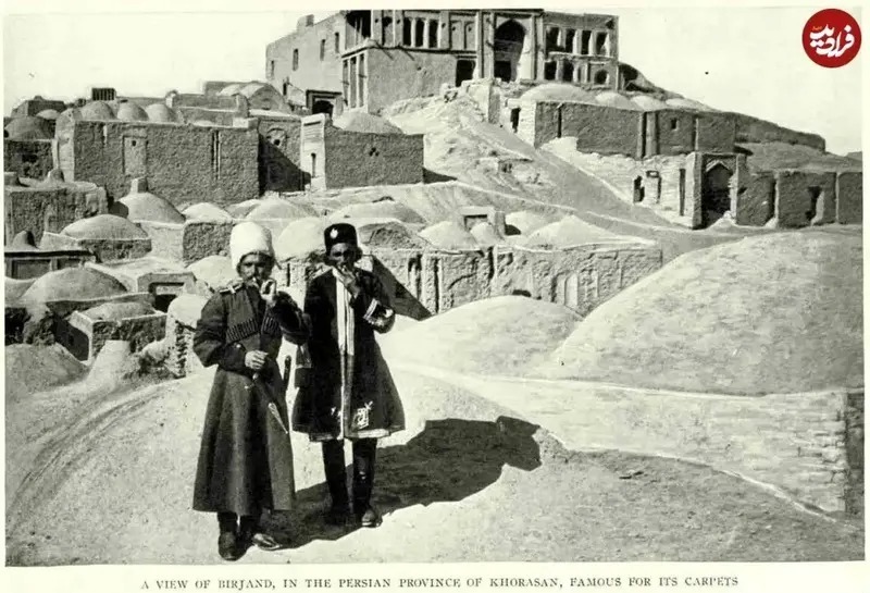 در اینجا عکسی مربوط به دوران حکومت ناصرالدین شاه را ملاحظه می‌کنید که یک شخص نظامی و یک شخص دیگر را (که با توجه به لباسش احتمالا مقام حکومتی است) در حال سیگار کشیدن روی پشت‌بامی در شهر بیرجند نشان می‌دهد.