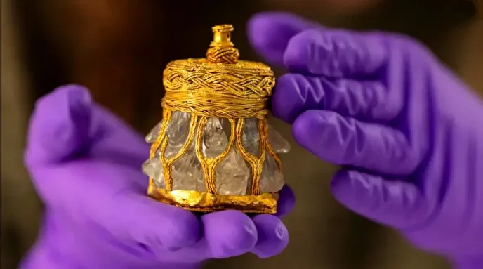 کریستال طلاکوب که بعد از 1100 سال از زیر خاک بیرون آمده است