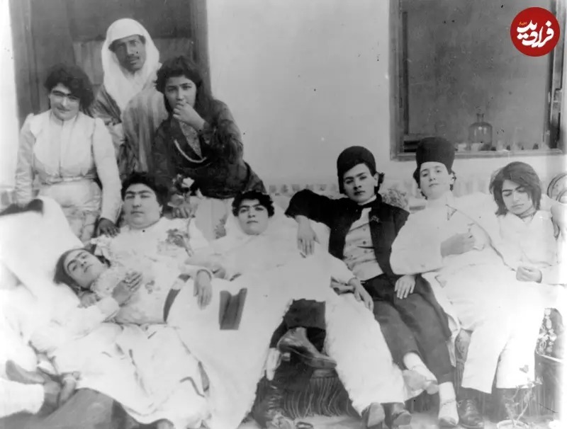 یک گروه تقریبا زنانۀ موسیقی در اواخر دوران قاجار یا اوایل دورۀ پهلوی