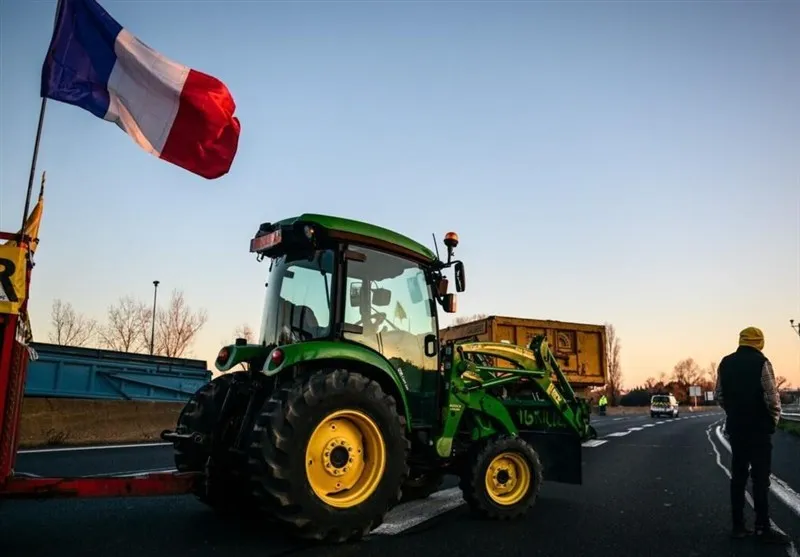 کشاورزان معترض فرانسوی با تراکتور به خیابان&zwnj;های پاریس آمدند