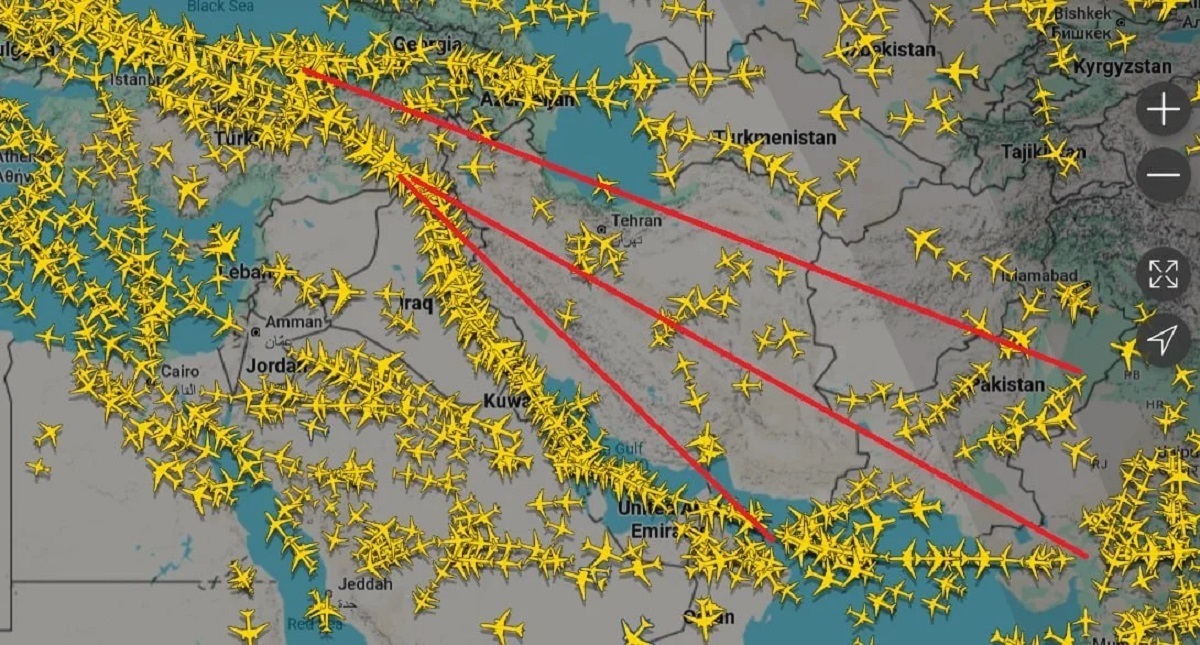 تصاویر ترافیک هوایی نشان می دهد در حالی که ایران ، مسیر نزدیک تر و امن تری است و به لحاظ تعداد فرودگاه های در مسیر، ایمنی بیشتری از لحاظ خدمات حین عبور - مانند فرود اضطراری - دارد، اما پروازهایی که زمانی از ایران می گذشتند اکنون در عراق و کشورهای شمال ایران متراکم شده اند و درآمد عبورشان نصیب آنها می شود. تصاویر ترافیک هوایی نشان می دهد در حالی که ایران ، مسیر نزدیک تر و امن تری است و به لحاظ تعداد فرودگاه های در مسیر، ایمنی بیشتری از لحاظ خدمات حین عبور - مانند فرود اضطراری - دارد، اما پروازهایی که زمانی از ایران می گذشتند اکنون در عراق و کشورهای شمال ایران متراکم شده اند و درآمد عبورشان نصیب آنها می شود.