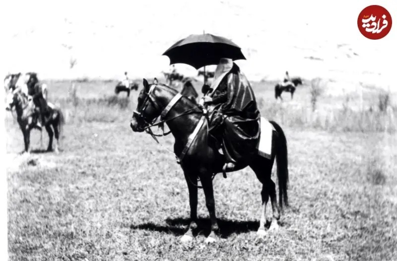 «انیس، همسر سوگلی ناصرالدین شاه» با روبنده و چتر سوار بر اسب