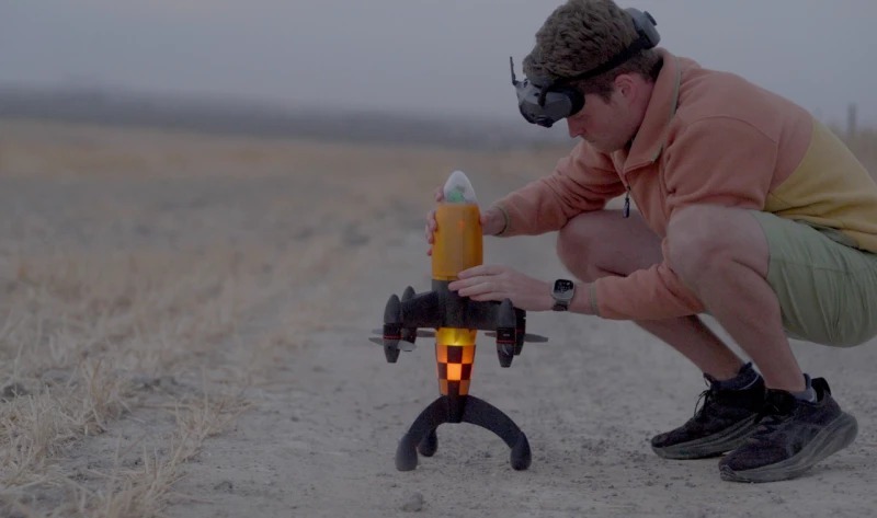 کوادکوپتر «Peregreen V4» توسط لوک بل، فیلمبردار هوایی ساکن کیپ تاون آفریقای جنوبی با کمک پدرش مایک ساخته شده است. همانطور که از نام این پهپاد پیداست، این چهارمین نمونه از پهپاد آنهاست که نتیجه بیش از دو سال بهبود در نسخه اولیه است. کوادکوپتر «Peregreen V4» توسط لوک بل، فیلمبردار هوایی ساکن کیپ تاون آفریقای جنوبی با کمک پدرش مایک ساخته شده است. همانطور که از نام این پهپاد پیداست، این چهارمین نمونه از پهپاد آنهاست که نتیجه بیش از دو سال بهبود در نسخه اولیه است.