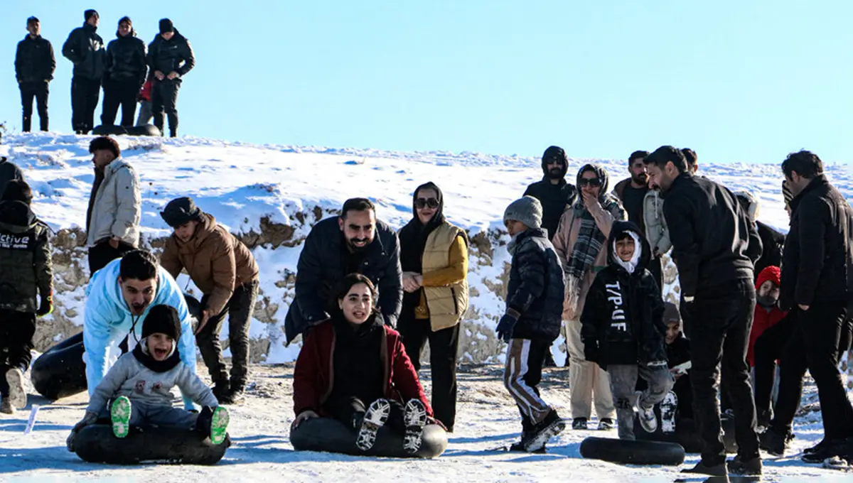 تیوپ‌سواری در ارتفاعات برفی اردبیل (+عکس)