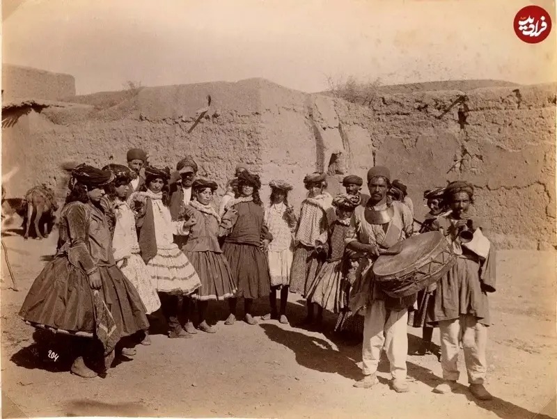 «رقص کردی» در یکی از روستاهای ایران در زمان قاجار