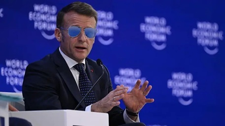 سخنرانی رئیس جمهوری فرانسه با عینک دودی (عکس)