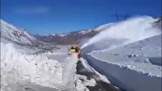 عملکرد ماشین برف خوار در برف روبی جاده‌های چهارمحال و بختیاری