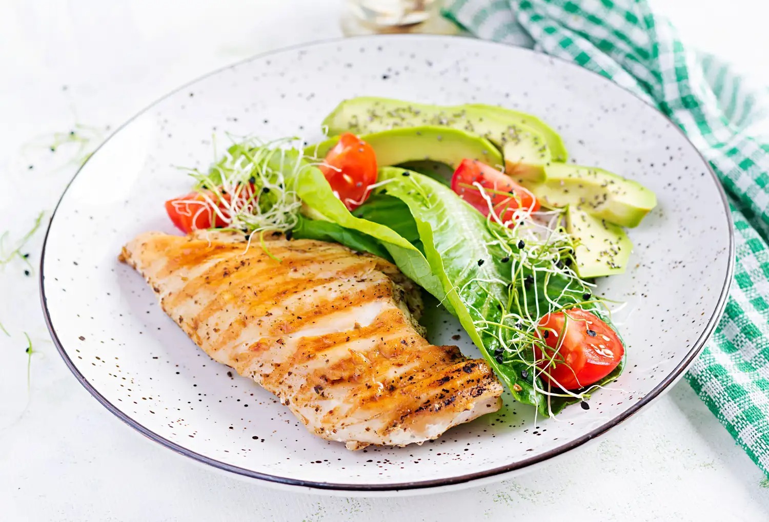 یک بشقاب مرغ و سبزیجات